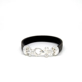 Lederarmband grau und schwarz mit Fleur de Lys. Zürcher Designer Armbänder für Frauen. 925 Sterling Silber und Leder. Lederschmuck für Frauen. Geschenke für Frauen. Armbänder aus Leder für Frauen. Handgefertigt. Made in Zürich